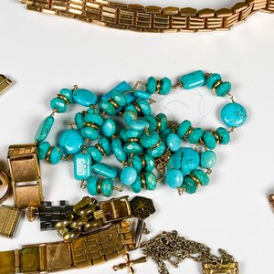 Lote de Joyería y Accesorios: Collar Turquesa, Reloj de Bolsillo, Pulseras y Monedero Dorado - imagen 3
