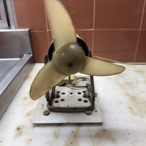 Ventilador Antiguo de Sobremesa Retro - Cuerpo Crema y Base Metálica - imagen 4