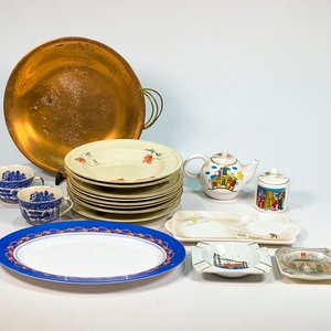 Lote de Vajilla y Objetos Decorativos: Platos, Tazas, Tetera, Azucarero y Fuentes - imagen 1