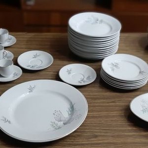 Lote anterior: Juego de Loza Olmos Incompleto: Platos, Tazas, Bowl y Lechera