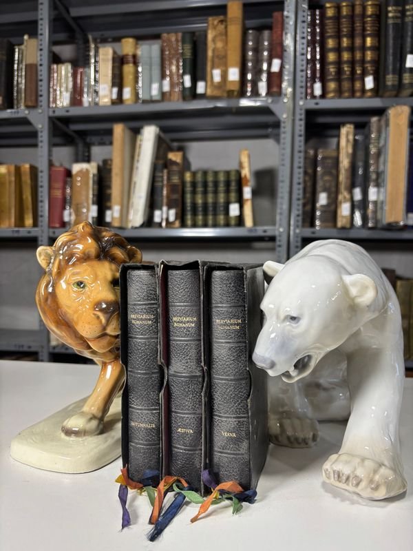 Lote siguiente: Breviarium Romanum en Italiano - Libro antiguo con estatua de león y oso polar