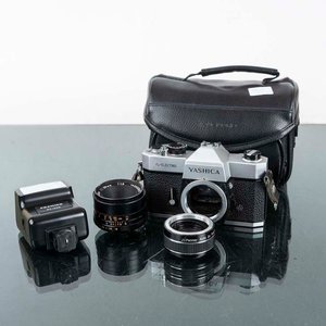Lote siguiente: Cámara Fotográfica Yashica TL-Electro con Lente, Flash y Bolso
