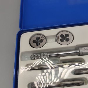 Juego de Terrajas y Machos Métricos de 12 Piezas en Caja de Chapa - imagen 7