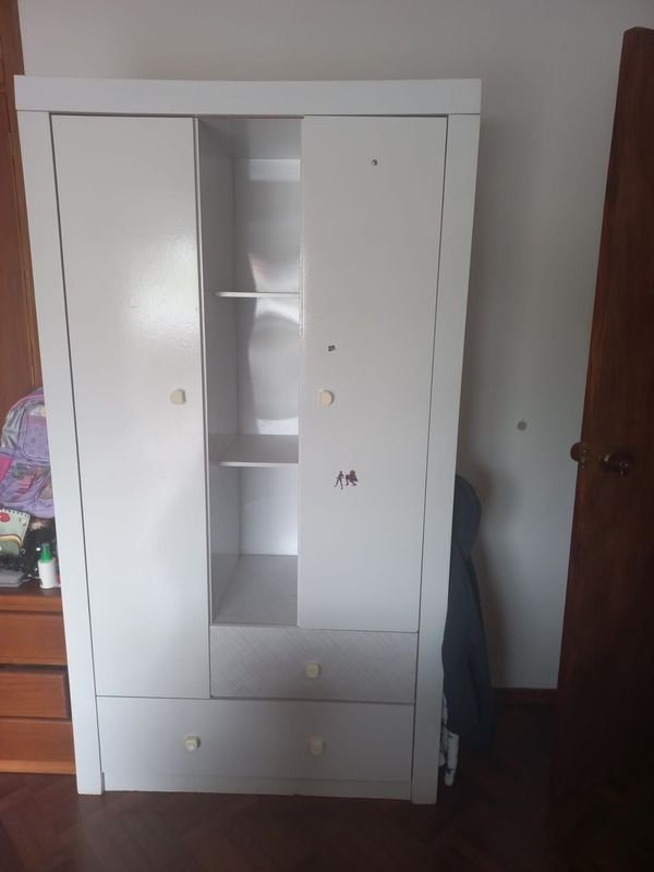 Lote siguiente: Ropero blanco para hogar