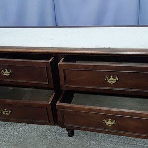 Cómoda de Madera Oscura con Mesada de Mármol y 4 Cajones - imagen 2