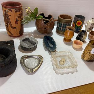 Lote de Adornos Varios: Ceniceros, Bandejas Tejidas y Más - imagen 2