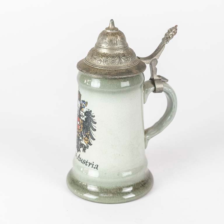 Jarra de cerveza de porcelana austriaca con escudo y tapa de peltre - imagen 2