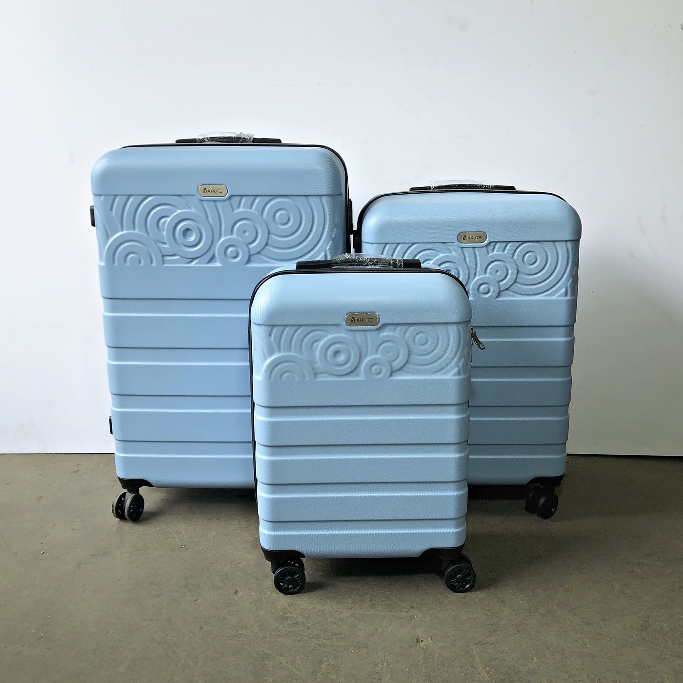 Set de 3 Valijas Rígidas Krute Celestes con Relieve y 4 Ruedas