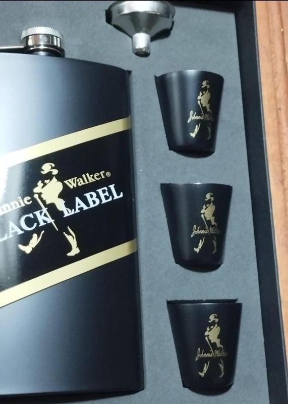 Juego de petaca y vasitos de metal con etiquetas de marca - imagen 2
