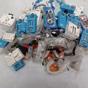 Caja con gran cantidad de cables diferentes - imagen 2
