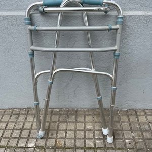 Andador Plegable de Aluminio con Soporte para Water - imagen 7