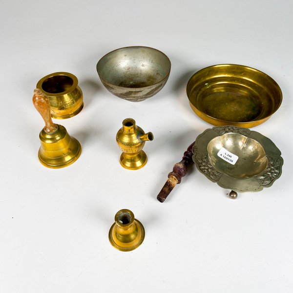 Lote siguiente: Colección de objetos decorativos en metal y cerámica