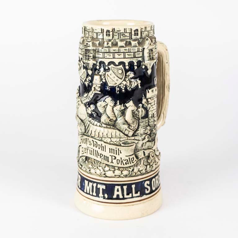 Jarra de cerveza cerámica con escena en relieve - imagen 1