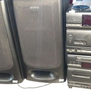Lote siguiente: Equipo de Audio Sony Doble Cassette con Parlantes