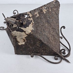 Antiguo Farol de Pared en Hierro Forjado con Detalles Ornamentales - imagen 6