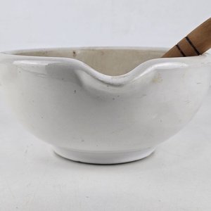 Mortero Antiguo de Porcelana Blanca con Mazo de Madera - imagen 3