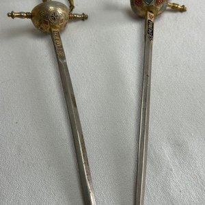 Dos Abrecartas Estilo Espada Española con Detalles Dorados y Esmaltados - imagen 3