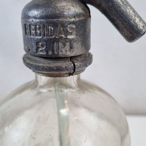 L 340 - 1 Pieza - Antiguo sifón de soda en vidrio grabado con cabezal de peltre de la marca 'Bebidas P.I.M.', ideal para decoración o coleccionismo (Con Detalle En La Base) - imagen 3