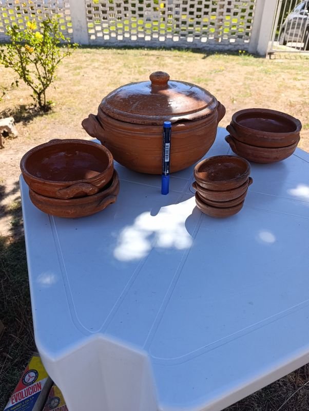 Lote siguiente: Olla de barro y cazuelitas para cocina