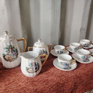 Juego de Café Vintage con Escenas Románticas y Bordes Dorados - imagen 3