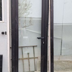 Lote siguiente: Puerta Batiente de Aluminio Negro con DVH - 75x210cm Izquierda
