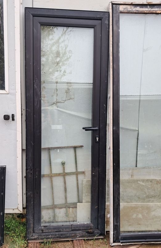 Puerta Batiente de Aluminio Negro con DVH - 75x210cm Izquierda