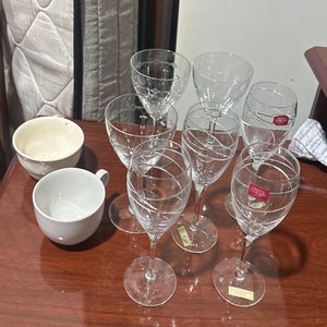 Lote siguiente: Set de 7 Copas de Vino y Taza de Cerámica Blanca