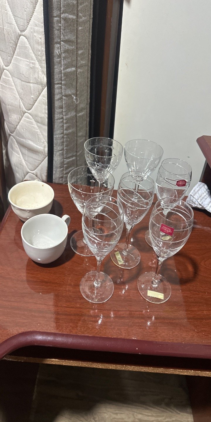 Set de 7 Copas de Vino y Taza de Cerámica Blanca