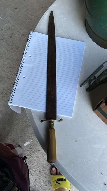 Espadas antiguas y accesorios para la escritura