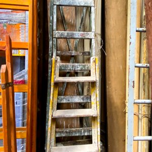 Escalera de Madera Verde de 7 Escalones y Escalera de Hierro Amarilla - imagen 2