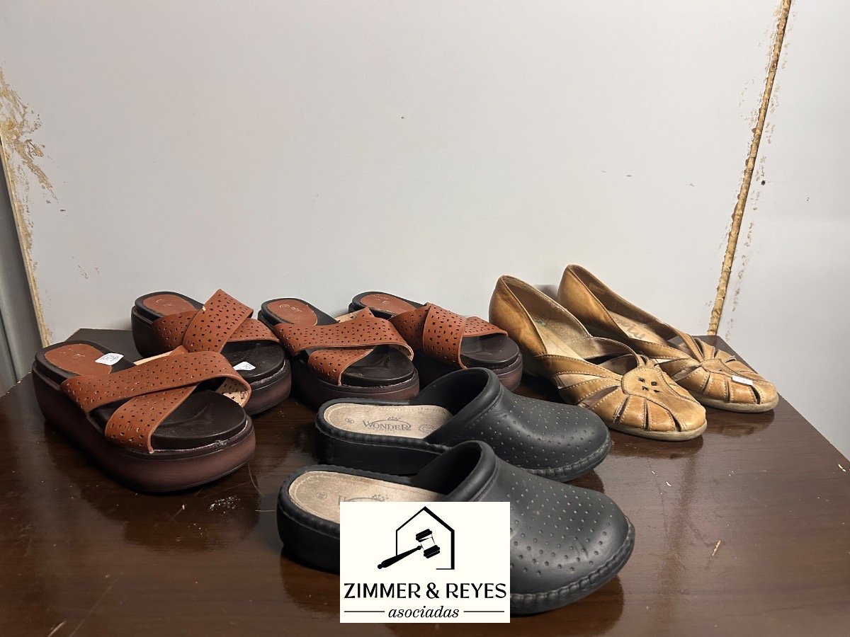 Lote de Varios Calzados: Sandalias y Zuecos