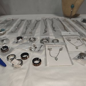 Lote de 50 Piezas de Joyería Nueva en Acero Quirúrgico: Collares, Aros y Pulseras - imagen 7