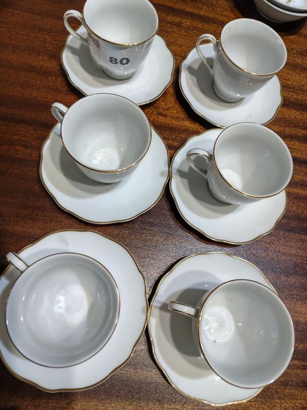 Juego de 6 Tazas de Té con Platillos de Porcelana Blanca con Borde Dorado