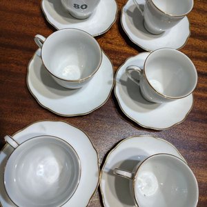 Lote siguiente: Juego de 6 Tazas de Té con Platillos de Porcelana Blanca con Borde Dorado