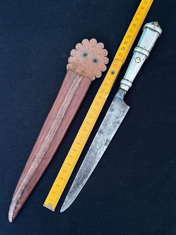 Cuchillo viejo artesanal de alta calidad con detalles únicos