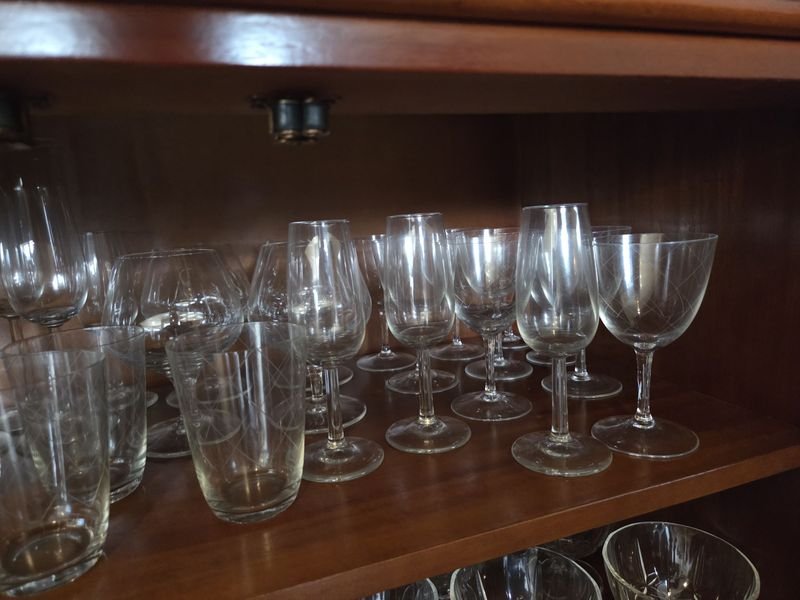 Gran lote de copas, vasos y vajilla en buen estado - imagen 5