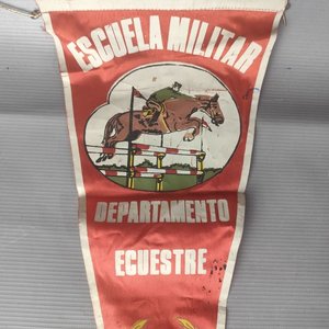 Banderín Escuela Militar Departamento Ecuestre Uruguay Tela Roja y Blanca - imagen 2