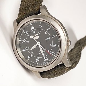Reloj Seiko Caballero Automático con Malla de Cuero - imagen 3