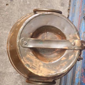 Tarro de Leche Antiguo de Bronce con Tapa y Cadena - imagen 2