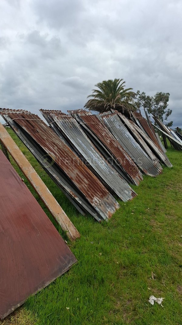 Chapas Metálicas Corrugadas y Madera para Construcción