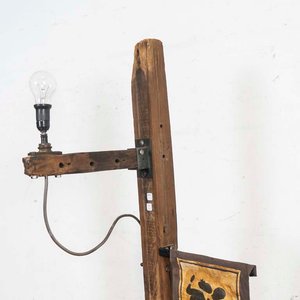 Lámpara de Pie Rústica de Madera y Metal con Detalle Decorativo - imagen 2