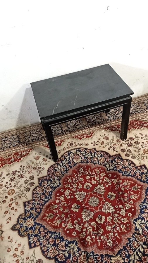Mesa lateral oriental con tapa de mármol negro - imagen 3