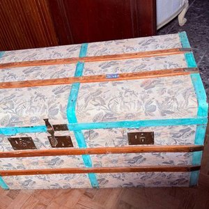 Antiguo Baúl Tapizado con Estampado Floral y Detalles en Madera - imagen 7