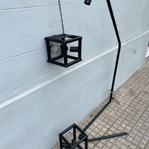 Lote de 3 Veladores Industriales en Hierro Negro: Pie y Apliques Cubo - imagen 5