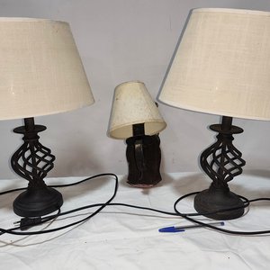 Lote de 3 Luminarias: 2 de Mesa y 1 de Pared en Hierro con Pantallas - imagen 2