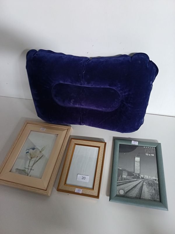 Tres Portaretratos y Almohada Inflable Azul - imagen 1