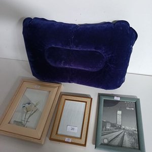 Lote anterior: Tres Portaretratos y Almohada Inflable Azul