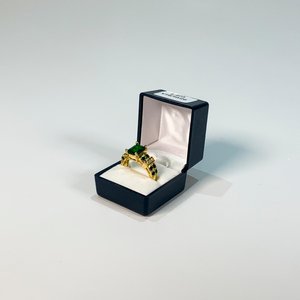 Anillo Dorado con Piedras Verdes y Engarce Superior - imagen 1
