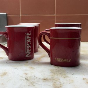 Conjunto de 14 Tazas Cerámicas: Nescafé, Coca-Cola y Diseños Festivos - imagen 17