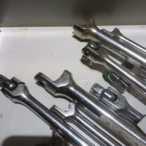 Lote de 34 Cintas Métricas Stanley y 12 Mangos de Llave Criquet - imagen 8